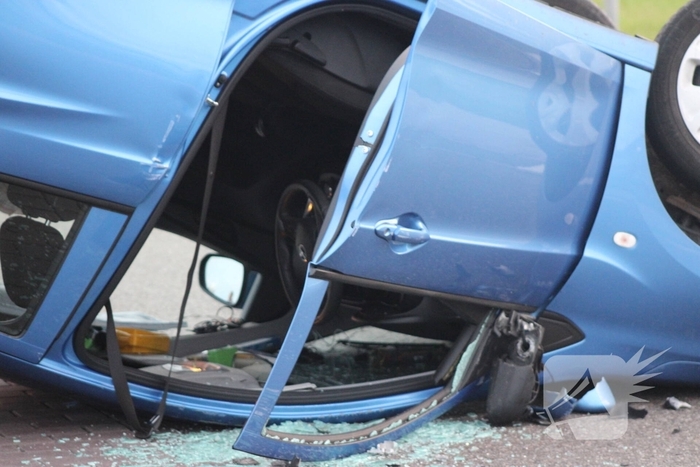 Auto Belandt Op De Kop Bij Ongeval