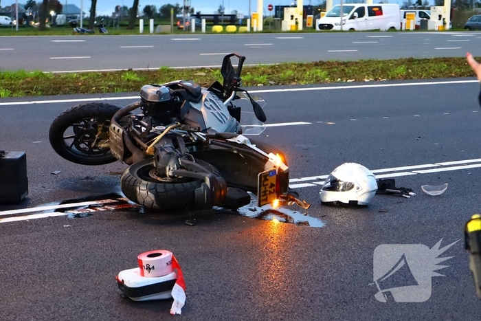 Botsing tussen motorrijder en auto zorgt voor verkeershinder