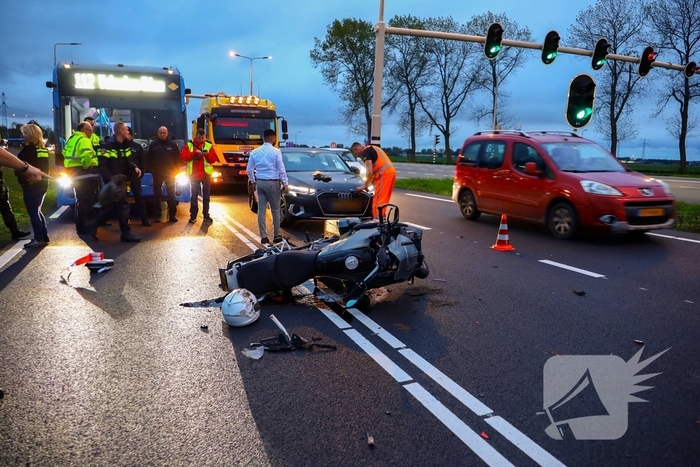 Botsing tussen motorrijder en auto zorgt voor verkeershinder
