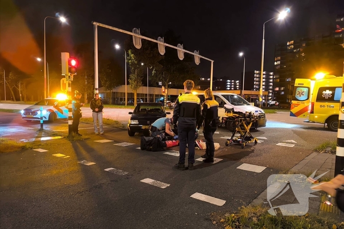 Auto en fiets botsen bij kruising