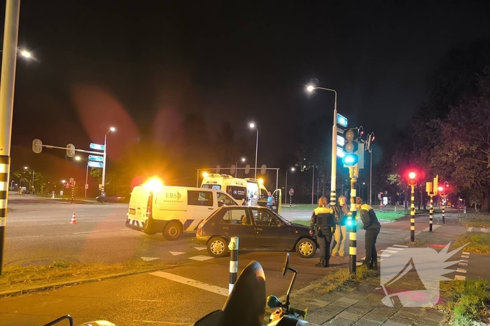 Auto en fiets botsen bij kruising