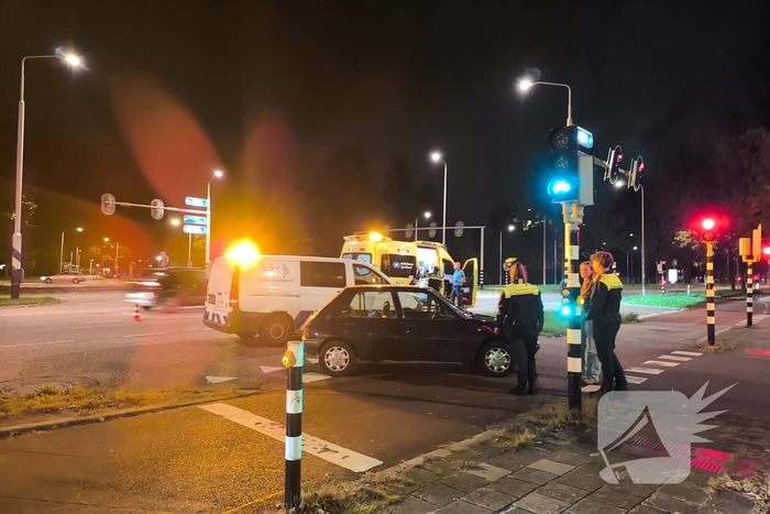 Auto en fiets botsen bij kruising