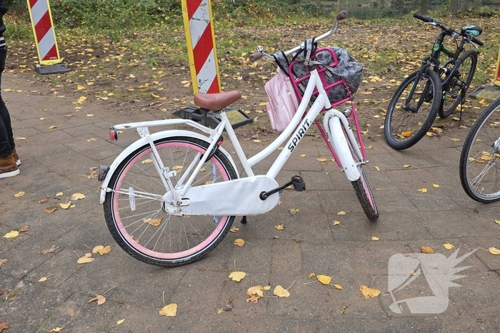 Meisje aangereden door auto tijdens fietstocht