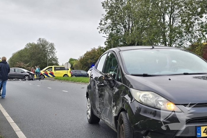 Botsing veroorzaakt flinke autoschade