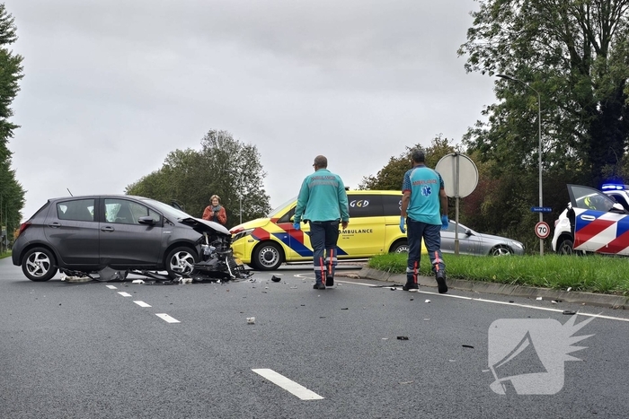Botsing veroorzaakt flinke autoschade