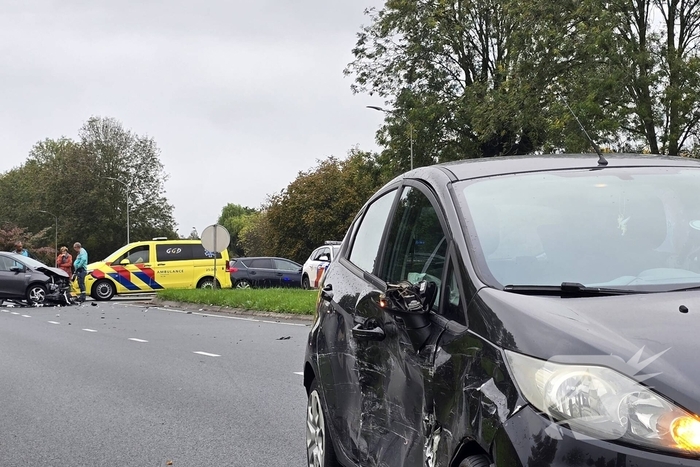 Botsing veroorzaakt flinke autoschade