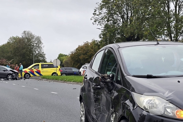 Botsing veroorzaakt flinke autoschade