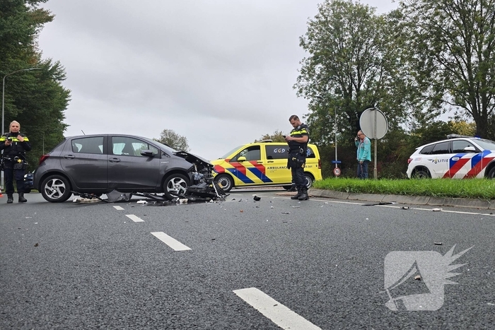 Botsing veroorzaakt flinke autoschade