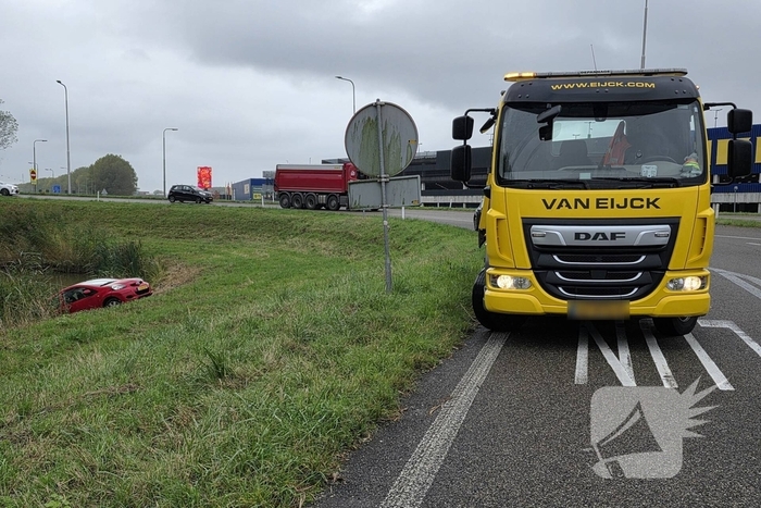 Automobilist belandt in water na ongeval