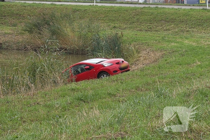 Automobilist belandt in water na ongeval