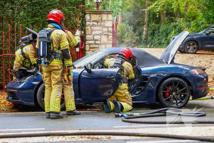 Porsche gaat in vlammen op tijdens rit