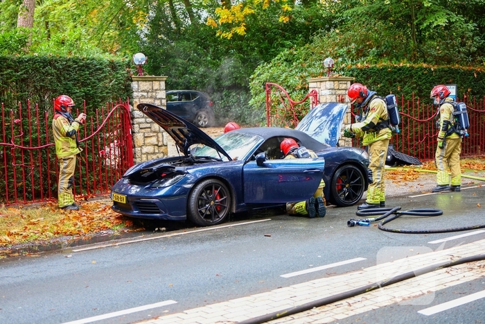 Porsche gaat in vlammen op tijdens rit