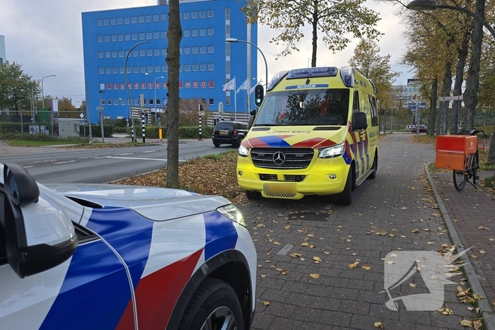 Fietser naar ziekenhuis na aanrijding