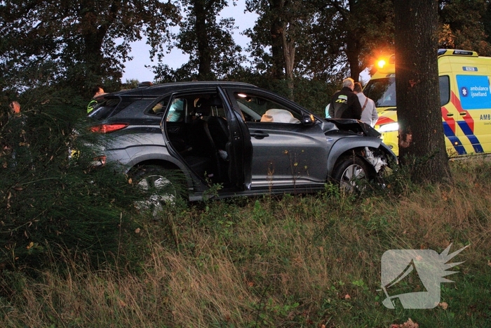 Auto raakt van weg en knalt tegen boom