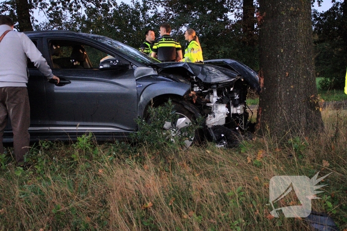Auto raakt van weg en knalt tegen boom