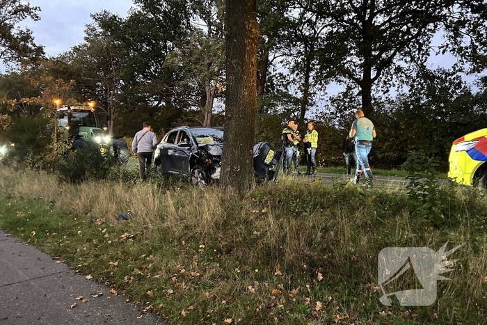 Auto raakt van weg en knalt tegen boom