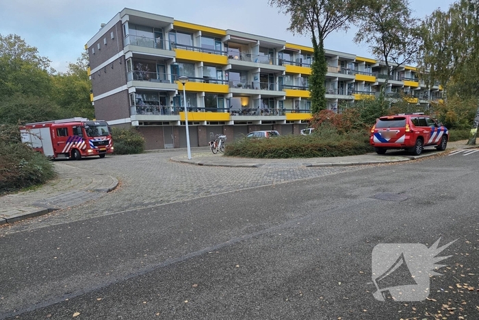 Politie en brandweer doen onderzoek in woning, gevaarlijke stoffen aangetroffen