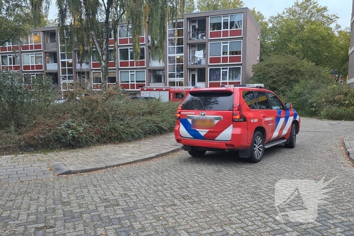 Politie en brandweer doen onderzoek in woning, gevaarlijke stoffen aangetroffen