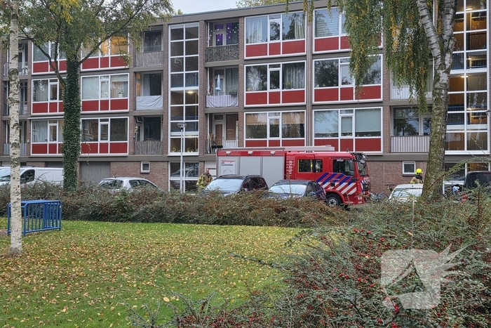 Politie en brandweer doen onderzoek in woning, gevaarlijke stoffen aangetroffen