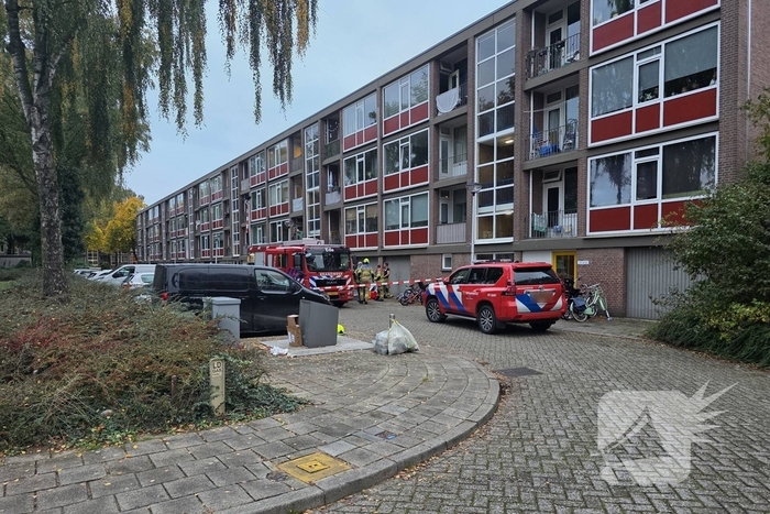 Politie en brandweer doen onderzoek in woning, gevaarlijke stoffen aangetroffen