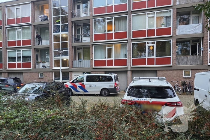 Politie en brandweer doen onderzoek in woning, gevaarlijke stoffen aangetroffen