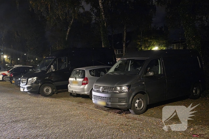 Politie en brandweer doen onderzoek in woning, gevaarlijke stoffen aangetroffen