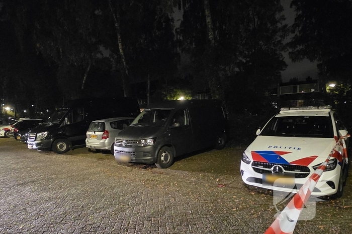 Politie en brandweer doen onderzoek in woning, gevaarlijke stoffen aangetroffen