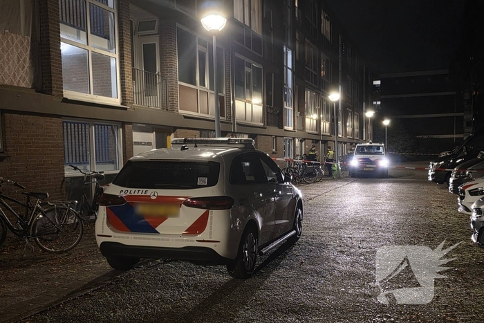 Politie en brandweer doen onderzoek in woning, gevaarlijke stoffen aangetroffen