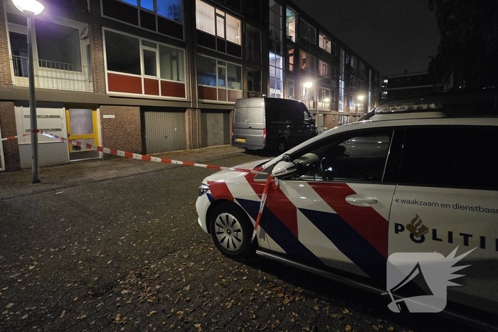 Politie en brandweer doen onderzoek in woning, gevaarlijke stoffen aangetroffen