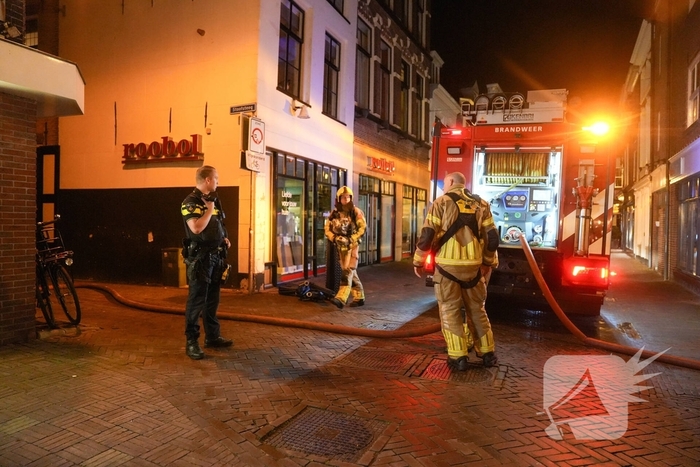 Cafe personeel blust brand in afzuigkap