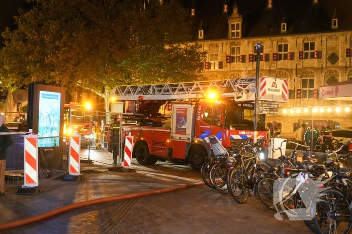 Cafe personeel blust brand in afzuigkap