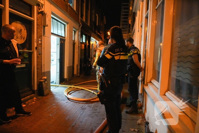 Cafe personeel blust brand in afzuigkap