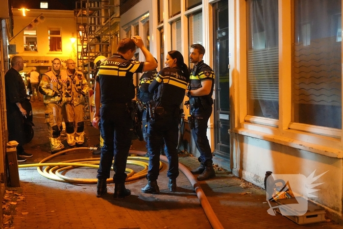 Cafe personeel blust brand in afzuigkap