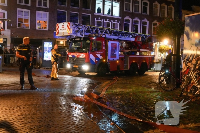 Cafe personeel blust brand in afzuigkap