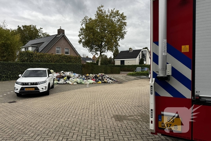 Vuilniswagen Lost Brandende Lading Op Parkeerplaats Van Brandweerkazerne