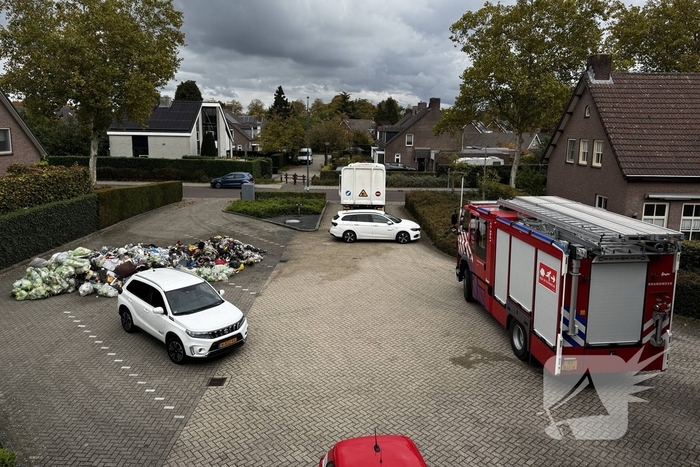 Vuilniswagen Lost Brandende Lading Op Parkeerplaats Van Brandweerkazerne