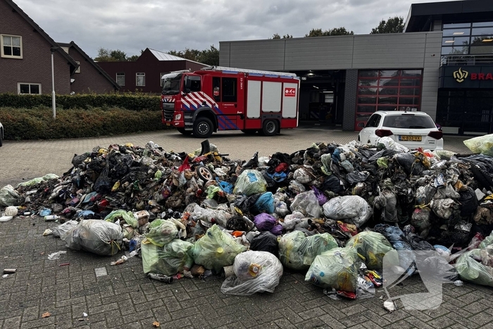 Vuilniswagen Lost Brandende Lading Op Parkeerplaats Van Brandweerkazerne