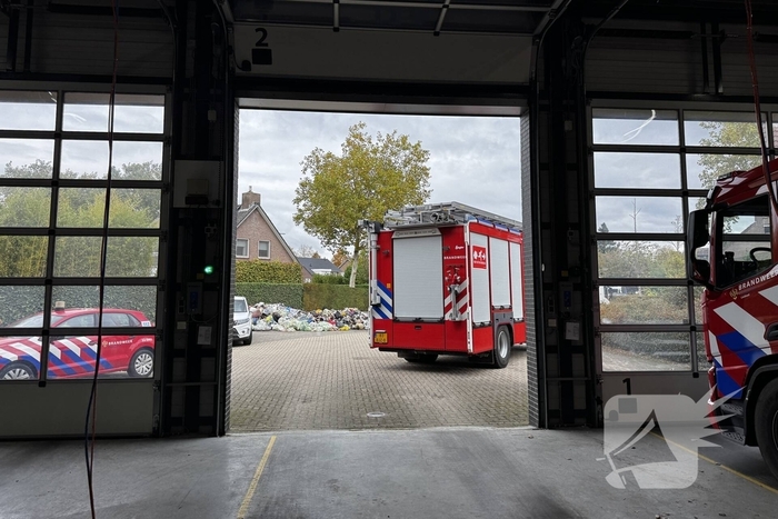 Vuilniswagen Lost Brandende Lading Op Parkeerplaats Van Brandweerkazerne