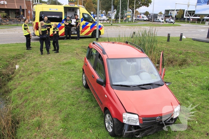 Man raakt onwel en botst tegen busje