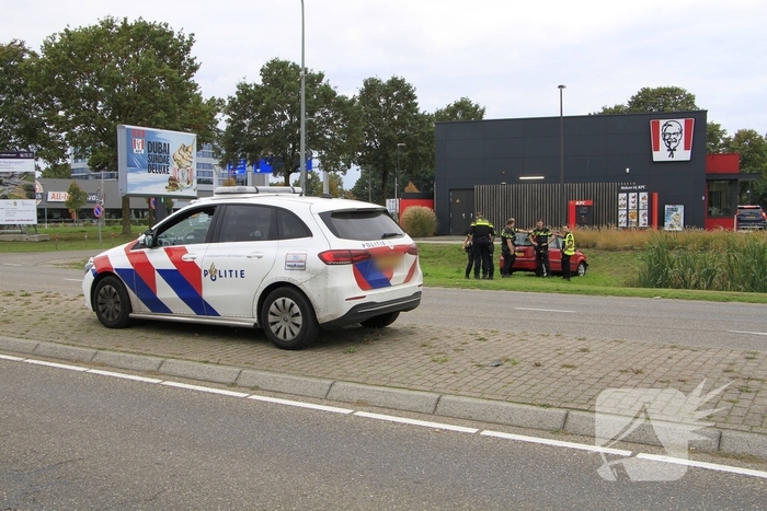 Man raakt onwel en botst tegen busje