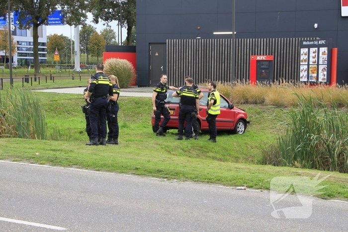 Man raakt onwel en botst tegen busje