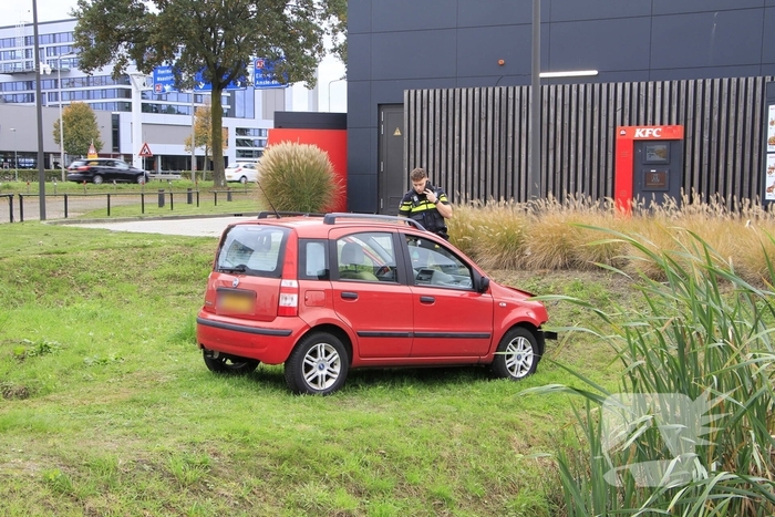 Man raakt onwel en botst tegen busje