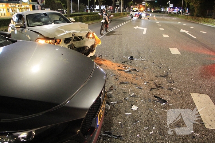 Auto's Fors Beschadigd Na Botsing