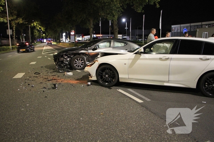 Auto's Fors Beschadigd Na Botsing