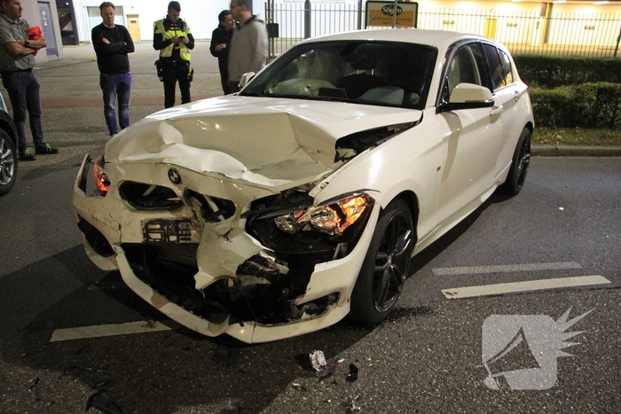 Auto's Fors Beschadigd Na Botsing