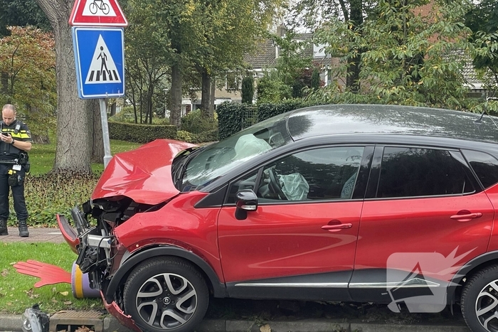 Voertuig komt tot stilstand op paal