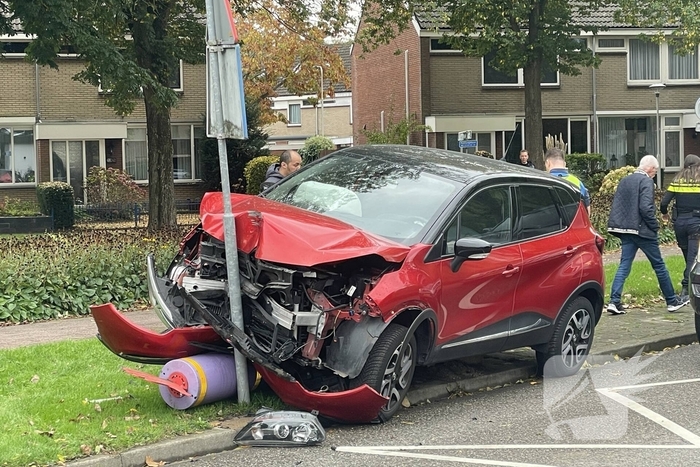Voertuig komt tot stilstand op paal