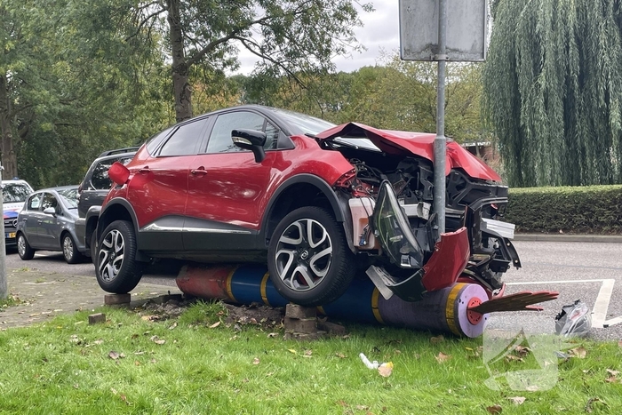 Voertuig komt tot stilstand op paal