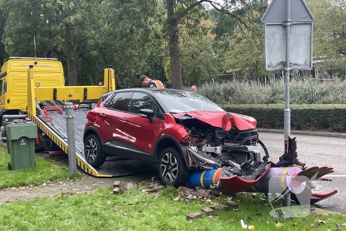 Voertuig komt tot stilstand op paal