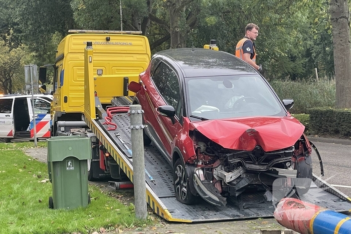 Voertuig komt tot stilstand op paal